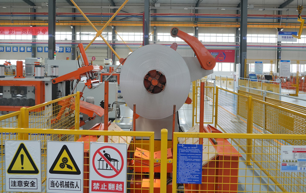 備料台+伺服升降⼩⻋+全⾃動液壓開卷機